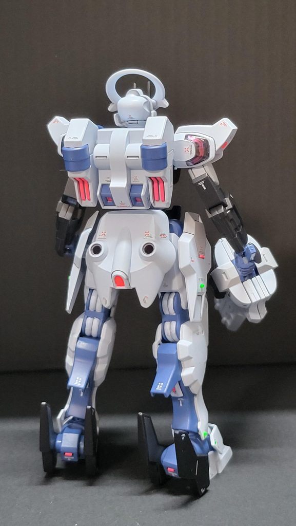 蛍光ピンクとグリーンのチップを張り付けディティールアップしました。全身にコーションデカールを貼って情報量アップ。