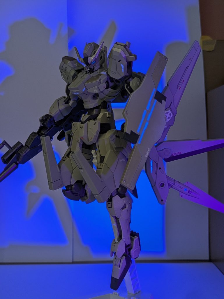 デカールが発光するやつだったみたいで、めっちゃかっこよくなりました 今回はデカールの貼り方をかなり意識したのもあって、いい出来になったと思います！  