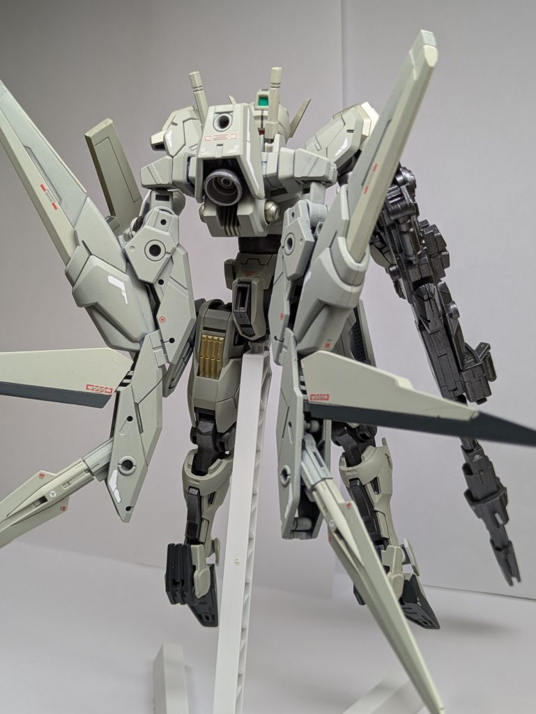 バックパックはHi-νのを使いたかったんですがお金が…（それっぽくミキシングできたのでよしっ！真ん中のファンネルみたいなやつはこれまた自作です