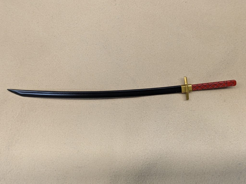 フツノミタマは剣先をもっと尖らせたくってパテ盛り→ヤスリでシャープ化しました。元のパーツが色が良かったから、そのままでもカッコイイのですが、手間かけた分これも愛着わいてます👍