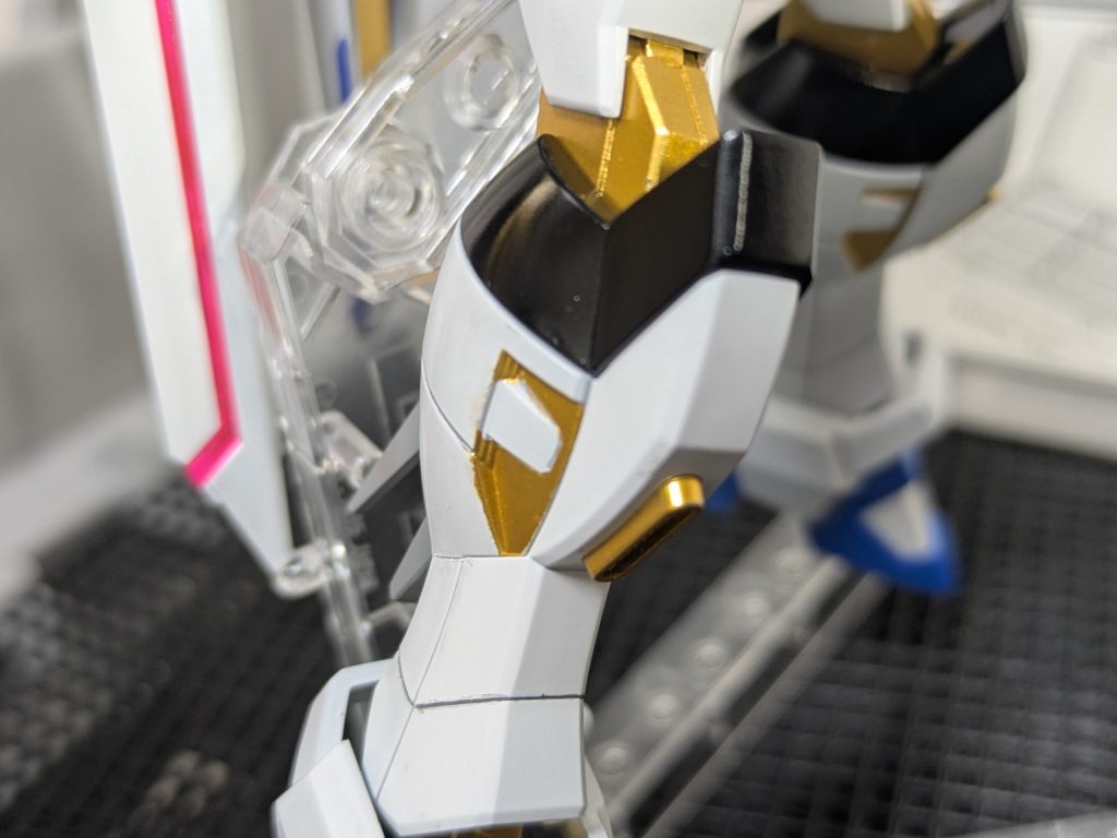 脚部もRGストフリ等を参考にゴールド部を塗りで追加。マステ→エアブラシでやったけど、最後は筆塗りで微調整の気合と根性。失敗したくないけど、こーゆー所で経験値積んで製作力のアップを目指します。