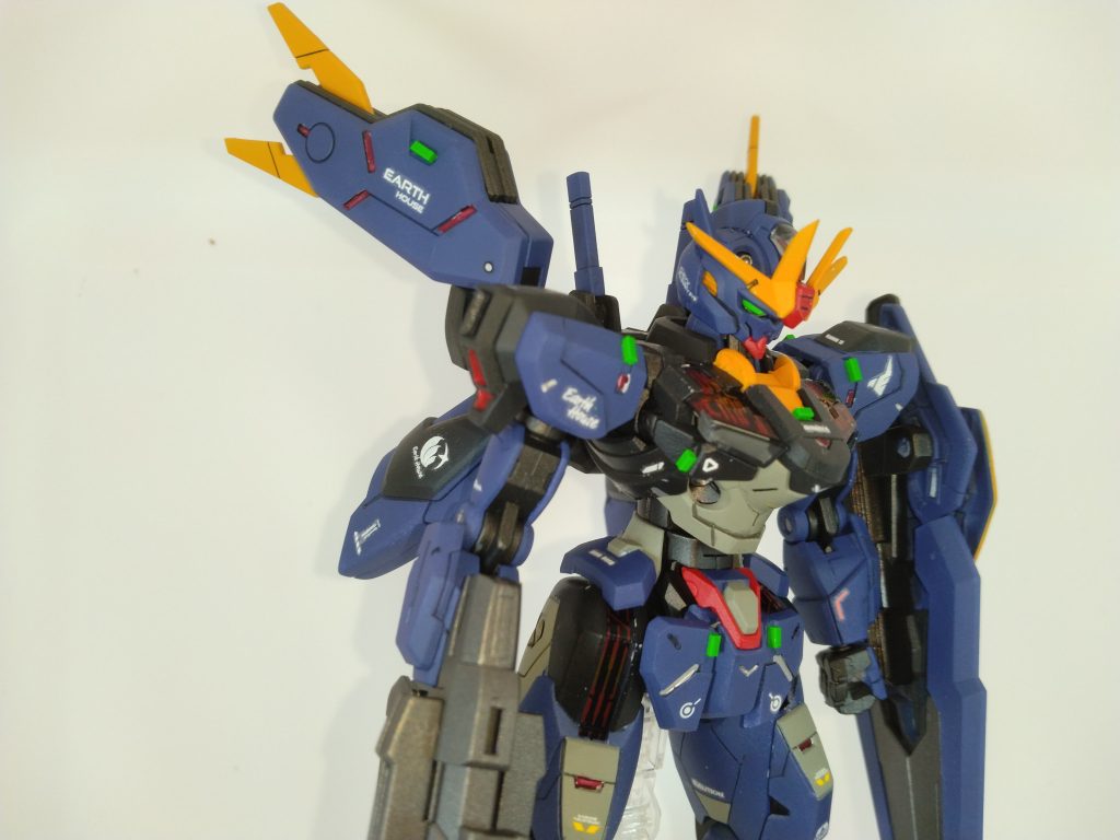 シールド装備状態アンテナの形状変更、筋彫り追加、部分塗装を施しています