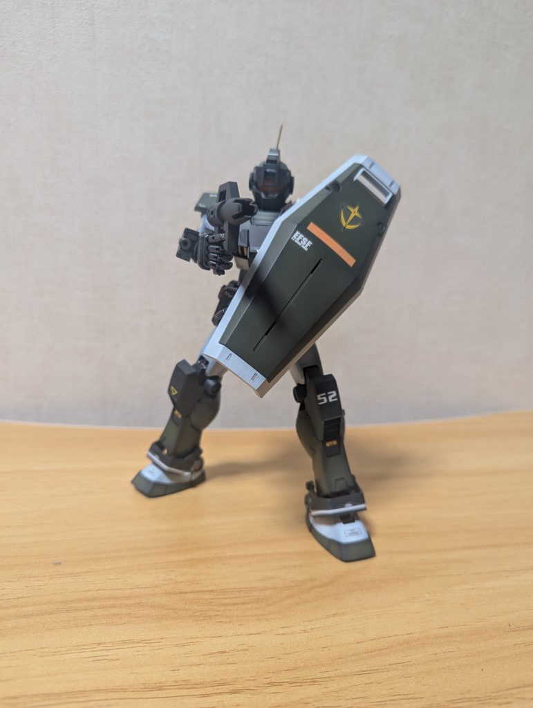 盾を構えてスプレーガンのポースはジム顔によく似合う。
