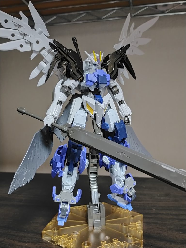 ソードメイスリベルタ機体背部にラックしている近接武器。オリジナルのGフレーム(ガンダムフレーム)と同じように、レアメタルG(レアメタル・ジェネシス)でできている。