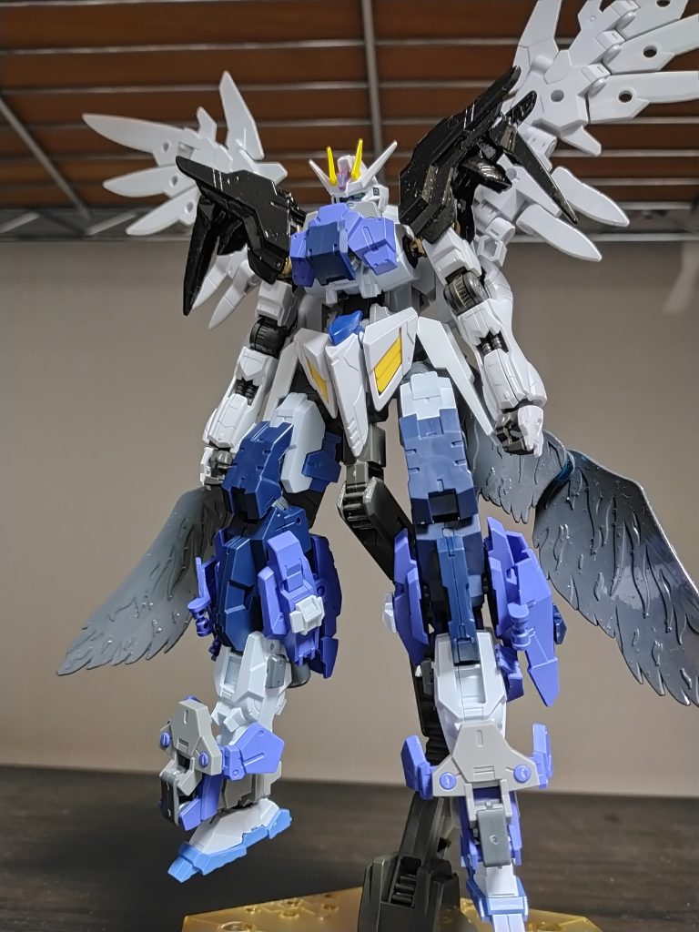 フェザービット・フェザービットΩ非使用時は灰色の翼のようになっている、オルタナティブガンダムが持っていた武装。フェザービット単体では武装としては使えないが、集まることで防御武装や攻撃武装として使用することができるようになる。フェザービットΩは集まることはできないが、単体でソードビットのように使用できる。という感じです!次回は未定!ご覧いただきありがとうございました!