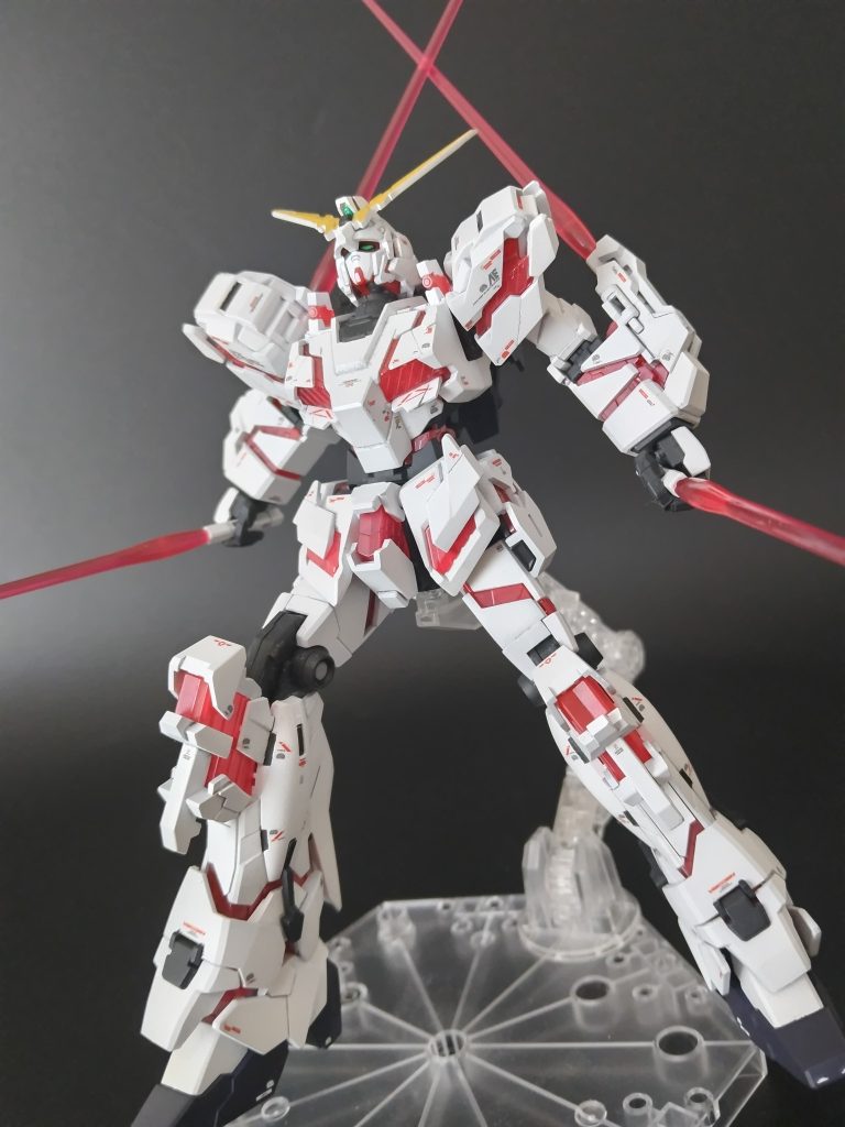 昔あったガンダムVSシリーズでの勝利ポーズっぽく。デストロイモードで近接振り回すのは楽しかったんですが後々攻略Wikiで扱いが難しいと言われてショックを受けた思い出。