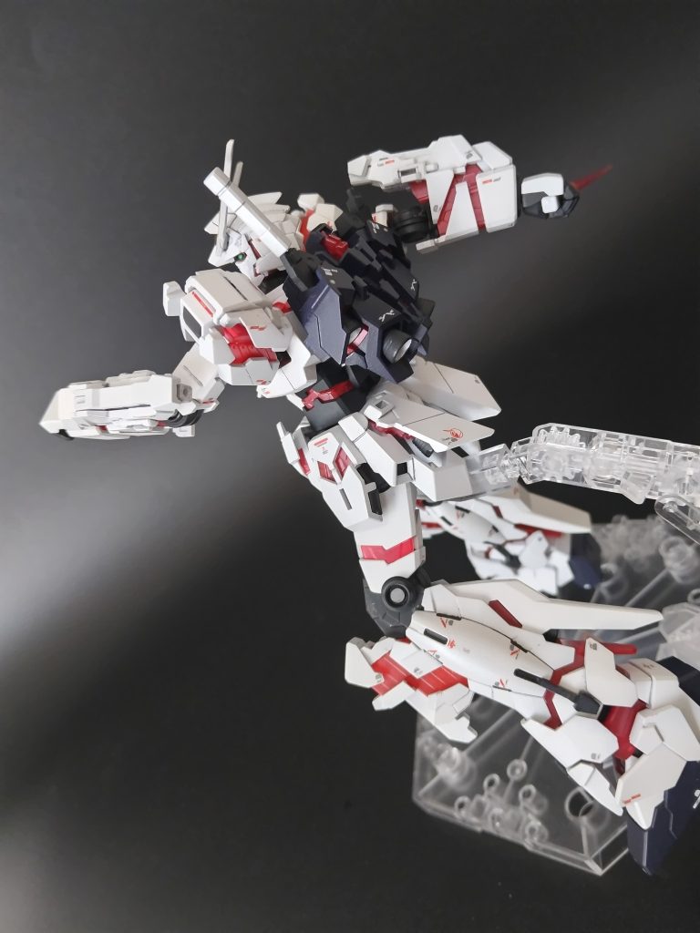 鍔迫り合い直前。本キットにはサーベル刃が着いてないので過去作から拝借。発売当時は短い刃しか軸が合わなかった記憶がありますが、最近の長めの刃も装着出来るようになって感動しました。