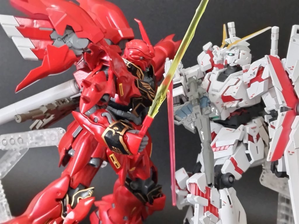 シナンジュと。光沢だったりデカールだったり色々と対になるようにしました。クシャトリヤやバンシィとも組ませたくなりますね。