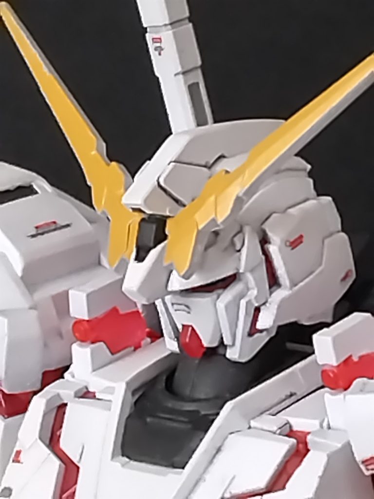 前作からですがスミイレにタミヤエナメルを導入しました(白、マグナム)。1パーツ毎にしっかり分けて行ったのでなんとか割れは無かったです。(前作はサーベル持ち手が割れました...)カラーレシピ 白:GXクールホワイト(Mrカラー)→パールホワイト(Mrカラー)サイコフレーム:蛍光レッド(Mrカラー)→トランザムレッドパール(Mrカラー)フレーム:ダークグレー(水性ホビーカラー)紺:インディブルー+パープル+ブラック(水性ホビーカラー)黄:GXクールホワイト+黄橙色+スーパーリッチゴールド(Mrカラー)マグナム:軍艦色2(Mrカラー)マグナムカートリッジ:ブルーグレー+イエロー+軍艦色2(水性ホビーカラー)黄とサイコフレーム以外はつや消しトップコートしてます。