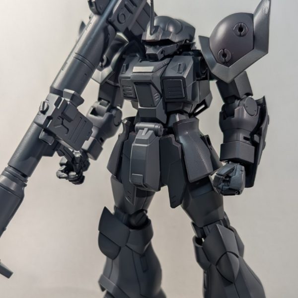 久しぶりにガンプラ作ってます。メインカラーの塗装は終わったので組み立ててみました。まだ何箇所か塗り分けが残ってるので塗り終わったら雰囲気が少し変わるだろうな。塗り終えてからデカールの配置考えます。（3枚目）