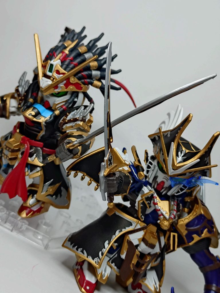 以前製作したベンジャミンと海賊っぽく剣を重ねてみましたが、後頭部のバンダナが干渉して首がロクに動かせません…