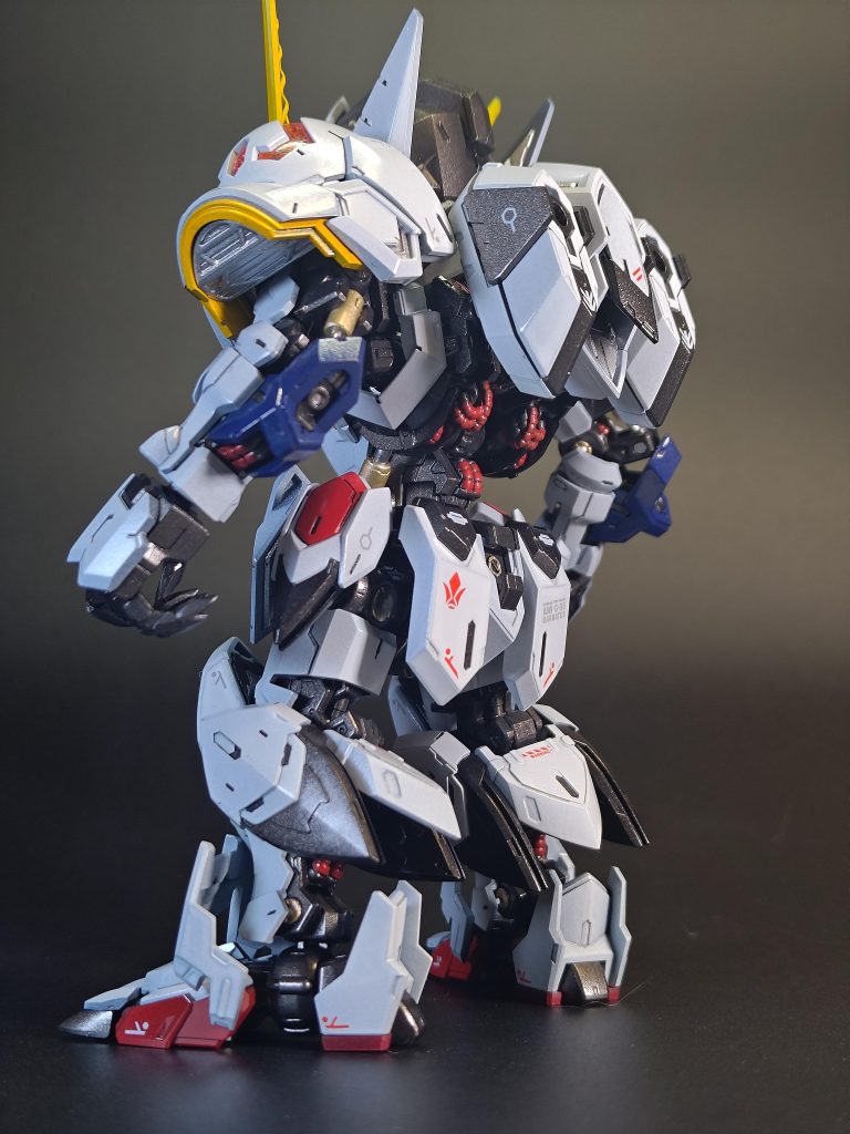 フレームは説明書のレシピ通りの色に加え、各種エナメル塗料で筆塗り部分塗装しています。