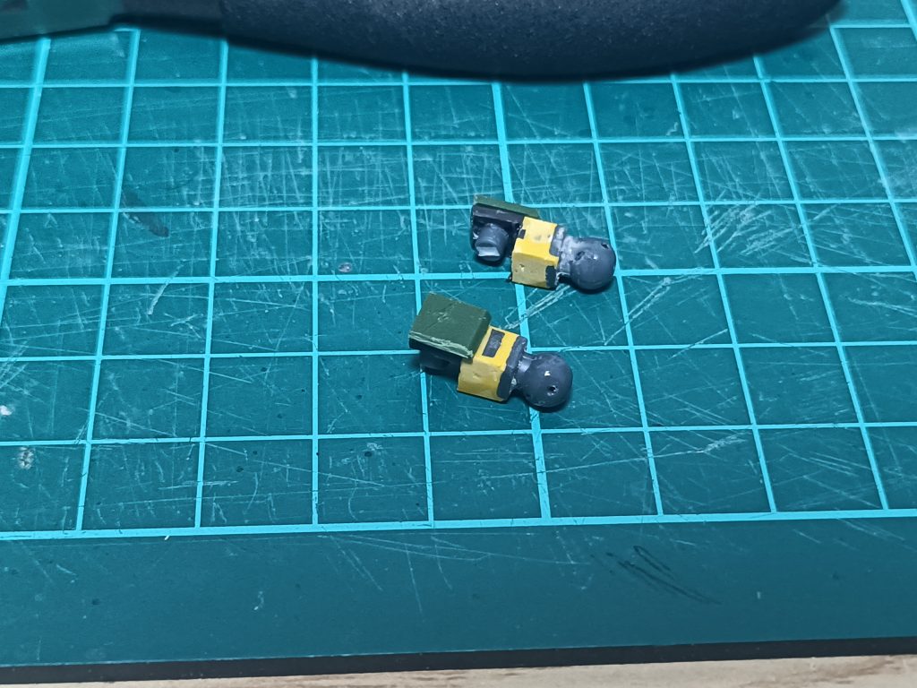 今回は制作パートも入れてみます。これは肩関節ですね。元々のABSパーツの3mm軸にEGストライクの肩関節のボールジョイントをぶっ刺してパテで固めるパワープレイ。胴体の合わせ目消しに伴い上から接続できるようにしてます。