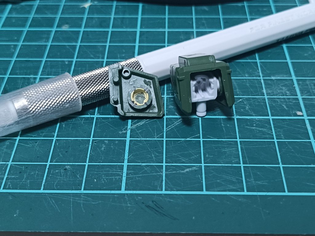 めっっっっちゃ適当です。パテで埋めてから、白いパーツが入るくらいの穴になるまで広げてっただけなので実はガタガタです。