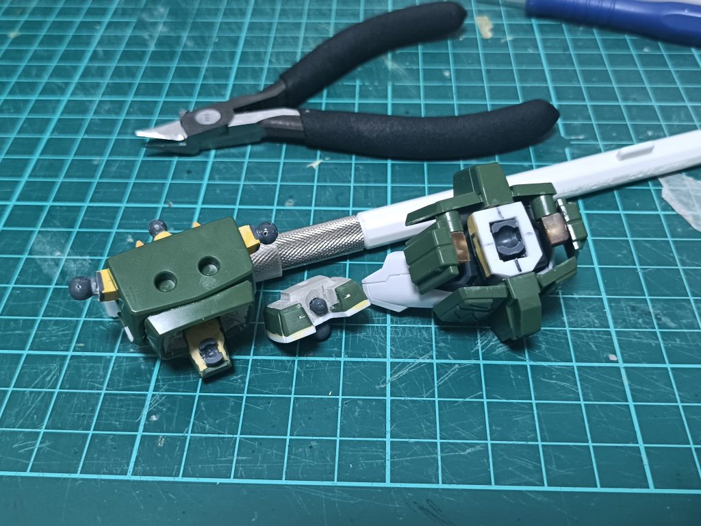 これは胴体と腰のボールジョイントですね。最初に胴体の合わせ目をつけてから切り離して、パテでアレコレしてボールジョイント埋めてます。