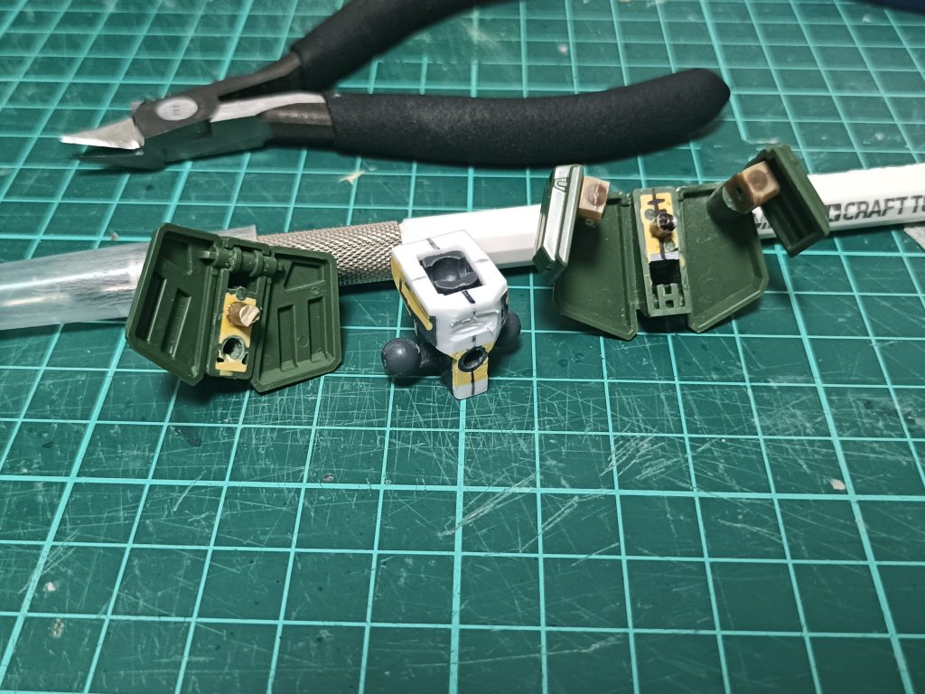 これは腰回りです。EGストライクの腰パーツをベースにプラ板とパテで成形、ボールジョイントの受けと3mm穴開けてます。サイドアーマーは元々ポリキャップですが当然耐えられるわけがないので、いい感じのパーツに互換して、リアアーマーのポリキャップ受け穴を広げて接続してます。