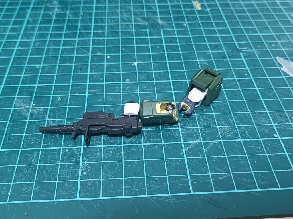 関節互換に伴い、シリンダーの受けを消すのと右腕の3mm穴を塞ぎました。で、適当な位置に3mm穴を貫通しない程度に開けて3mm棒を接着、パチンと後ハメできるわけです。ハンドパーツもABSがイヤだったので、ストライクのものにしてます。