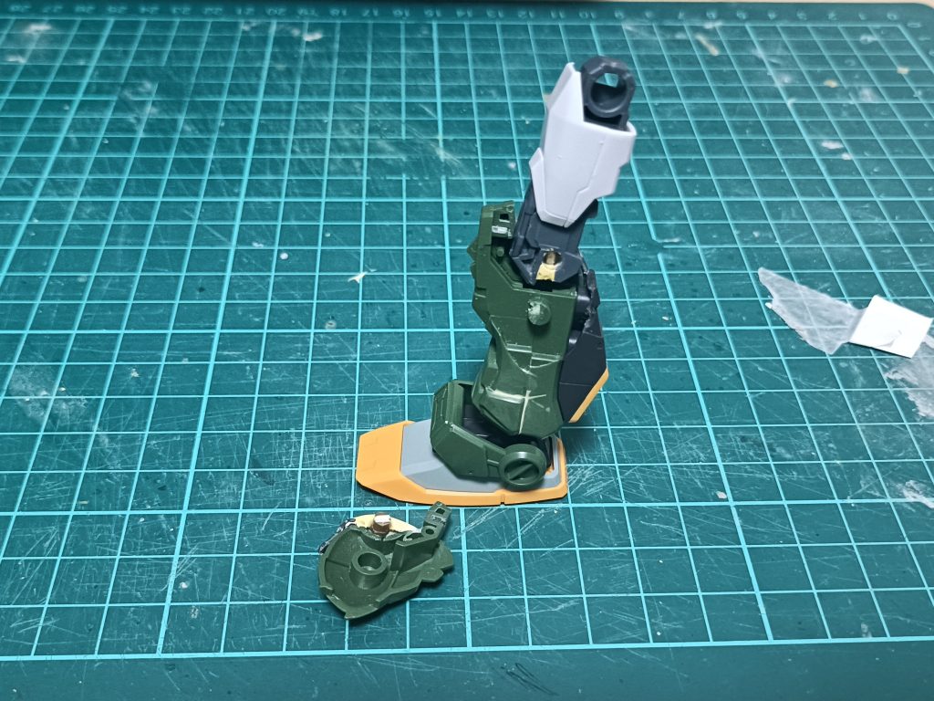 足も同じですね。シリンダーの受けを埋めるのと3mm軸増設ですね。太もものパーツもストライクのものにして、可動域確保してます。腰のベースにストライクのパーツ使ってるのでそういう意味でもこっちの方が良かったのです。