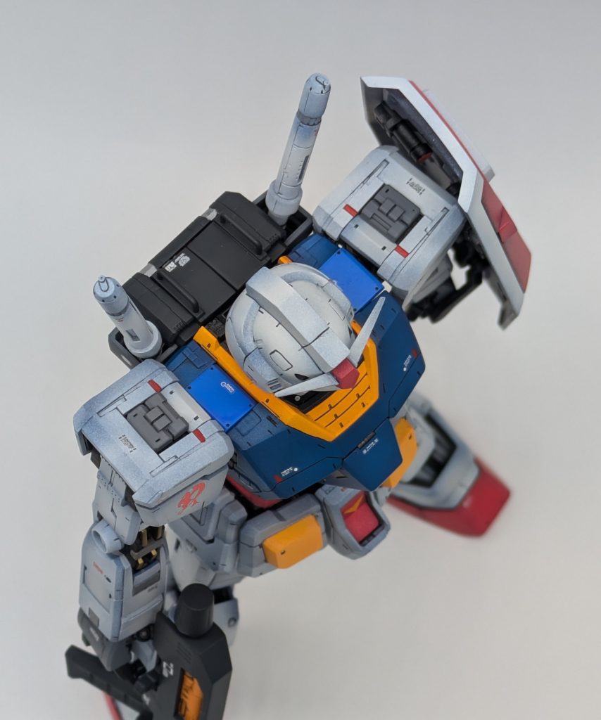 ショルダー上部ににはメカディテールを追加しています。また胸部のパネルラインは変更してます