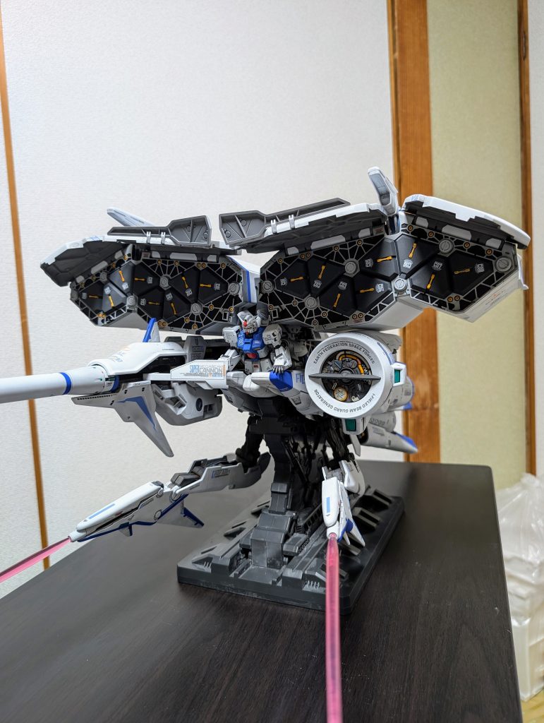ウェポンコンテナ解放ゴールド部分などはガンダムマーカーを使用しました。初めて使用しましたが便利ですね、アレ。