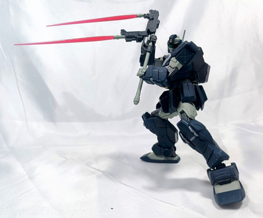 胴体を分割しボールジョイントで接続(形はEGガンダムみたいな感じ)、腰もボールジョイントにしたので上半身の可動域がグワングワンです。