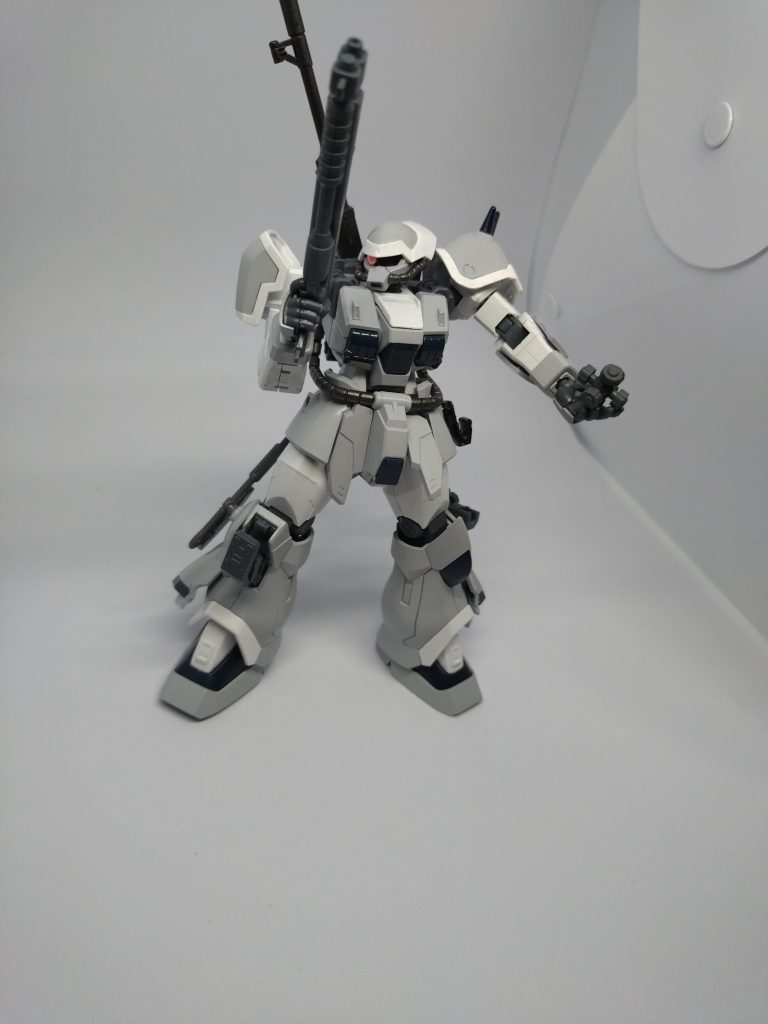 クラッカーを投擲しようとしているポーズ