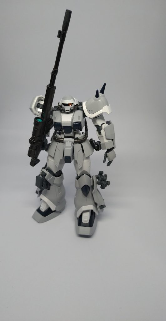 英国の兵士が銃を持つようなポーズ