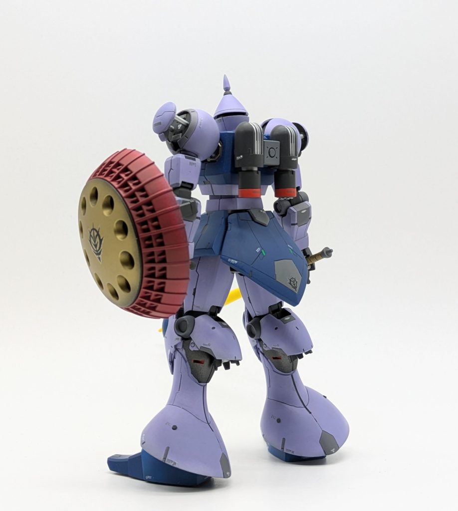 バックパックはスクラッチパーツを使い大型化。ふくらはぎ部に開口処理をしてバーニヤを追加しています。