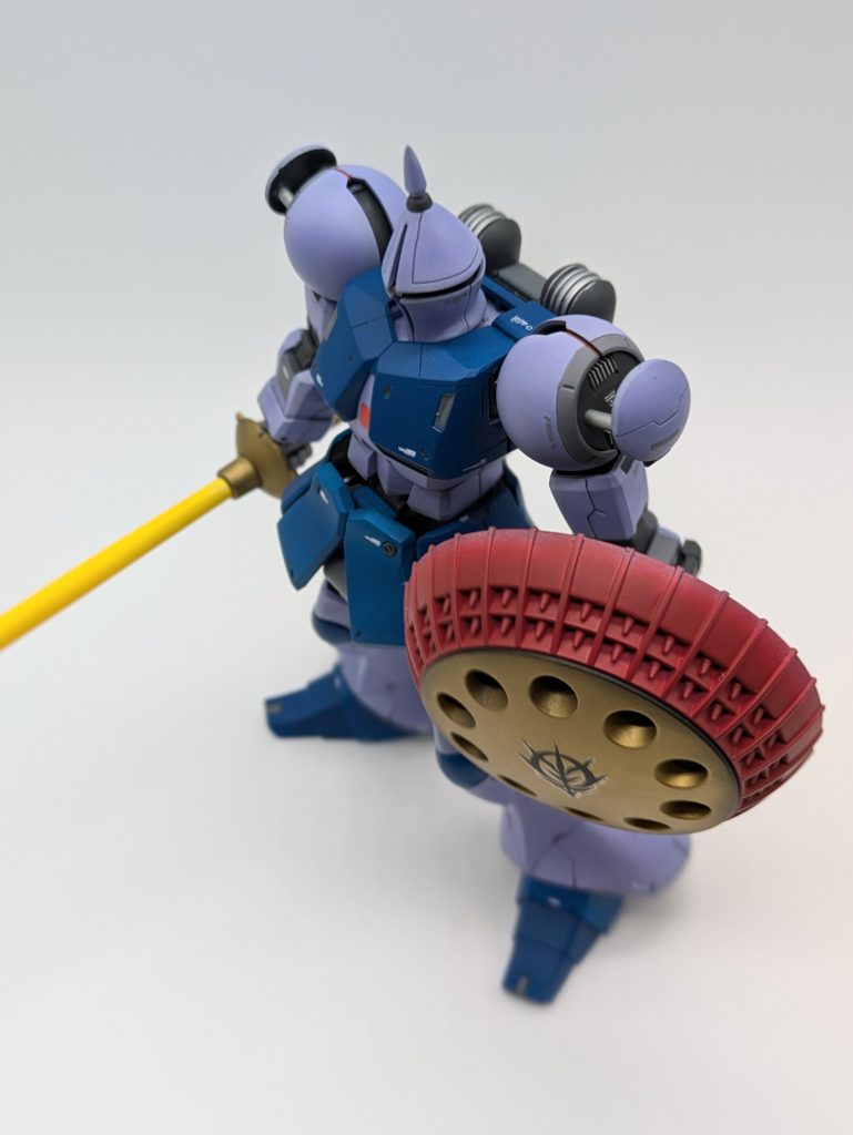 肩部のパーツに開口処理を加えて内部のディティールが見える様に加工しました