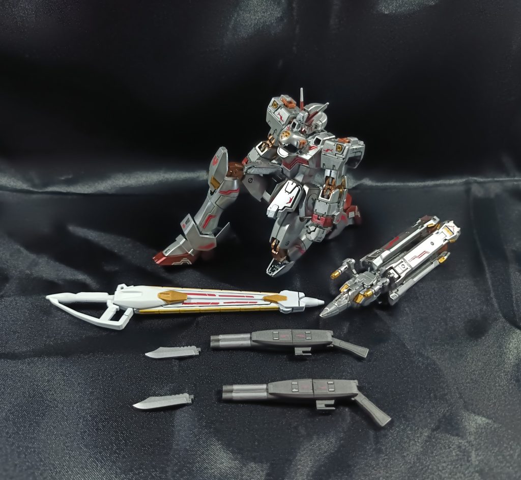 武装HGからバタフライバスターとクジャクを拝借。クジャクは持ち手がクルンクルンならんようにプラ板とパテで加工してます。あと黄色塗るのがマジでしんどかったです…(zaku-kao9)