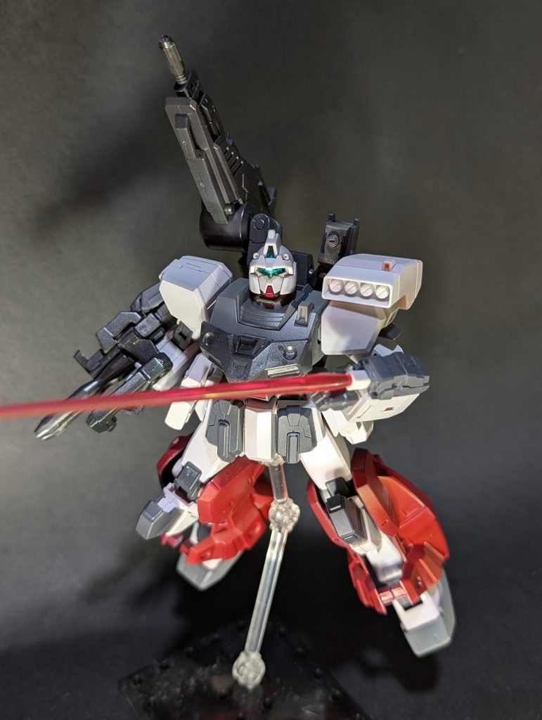 左腕にはビームサーベルを備え付け