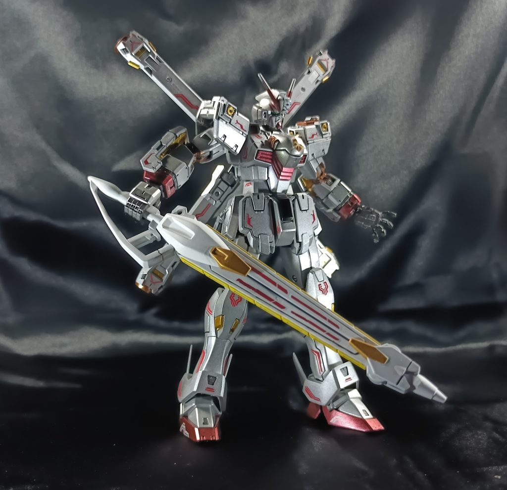 クジャクピーコックスマッシャーとムラマサブラスターの統合兵装。名前はピーコックの和名からでしたかね。さっきからチラチラ映ってたのは腰に刺せるようにしたからですね。初めて登場した時に後ろ腰にマウントしてたのでそうした次第です。