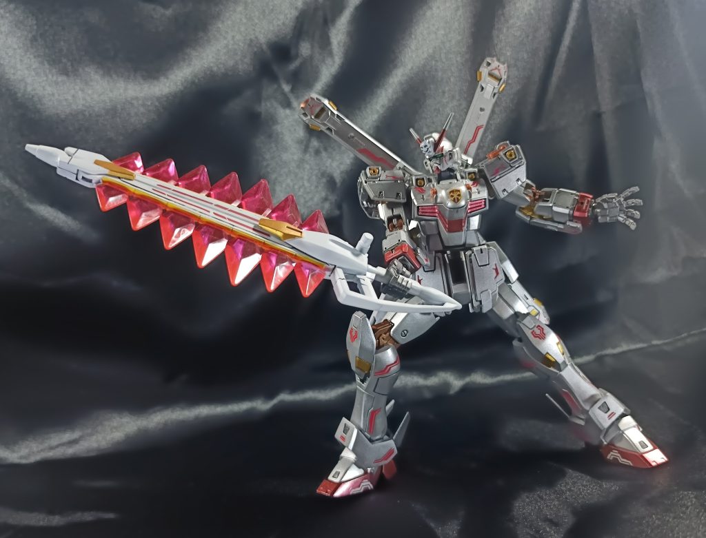 クジャク(バスターモード)ジェネレータを内蔵したことにより強力なビームを発生させられる。その威力はザンスカール製MSのビームシールドを貫くほど。