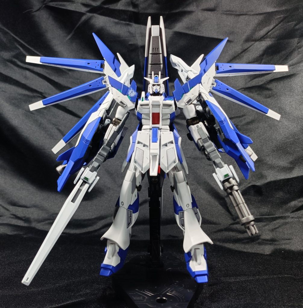 アメイジングレヴを右手にも懸架出来るよう改造してあるのと、ハンドパーツをビルドハンズに交換してあるくらいです。自立は諦めました。(gundam-kao5)