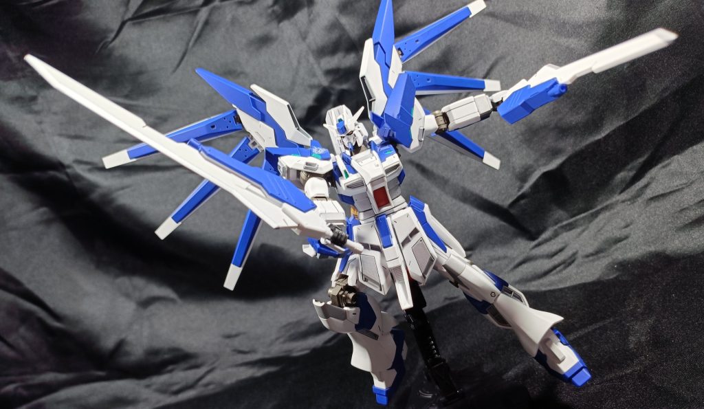 早速ポージング。ブレードの刃を塗り分けてますが…飛び過ぎててすんません(gundam-kao9)
