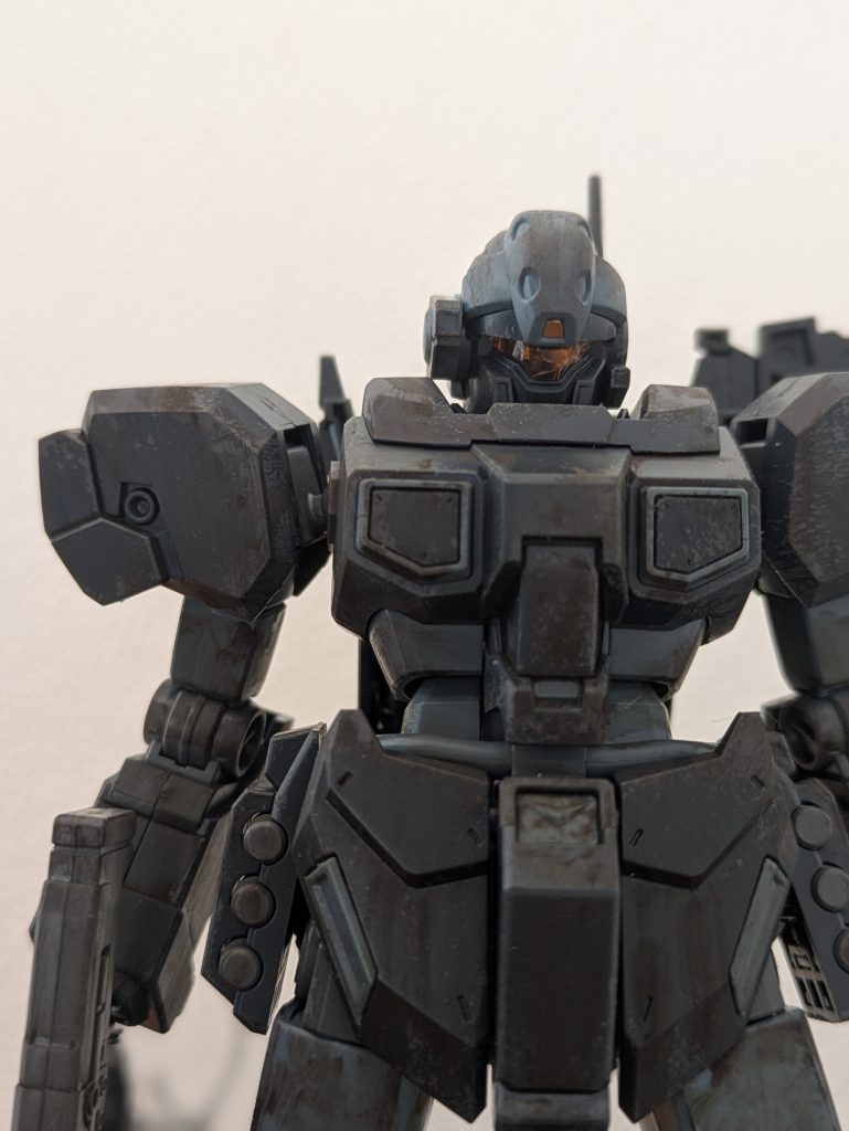 正面少し引き。今回はジェスタに対しては半光沢+適当ウェザリングのみです。チッピングとウォッシングだけでも、だいぶ臨場感出ますよね。おおむね満足。