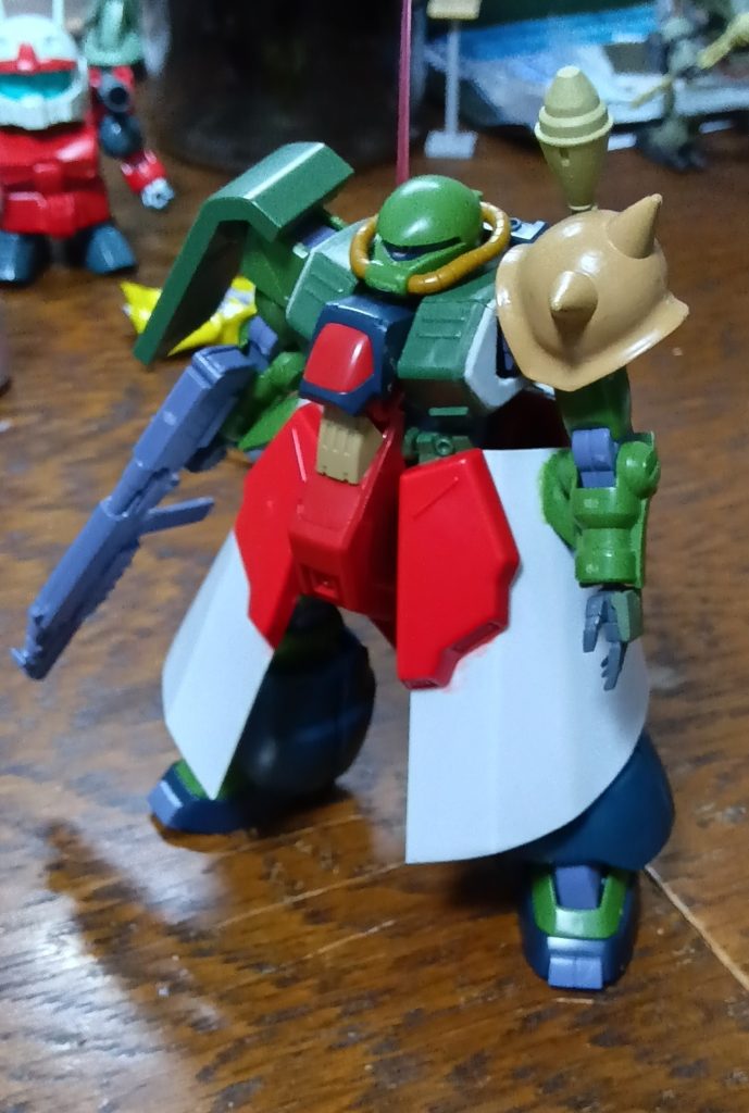 制作中。左肩はノーマルのザクIIのもの。股間と背面スカートはサザビー、スカートは3ミリのプラ板を曲げて作りました。また、スカートの取り付け位置も動力パイプの接続部に無理やり取り付けました。胸の角度を変えて出っ張っているように。