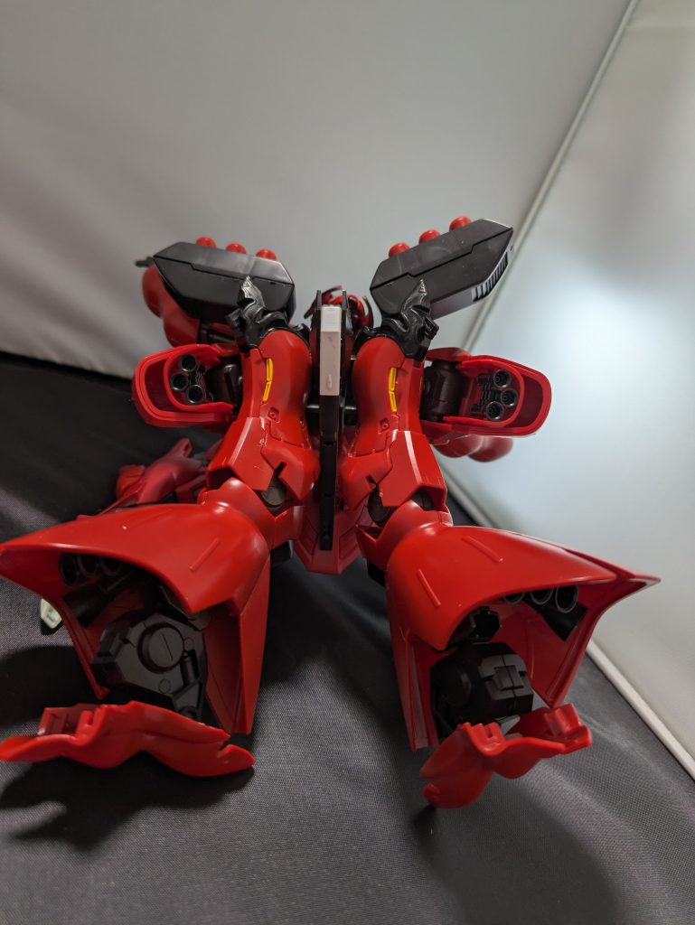 背部は重い本体を支えるため、バーニアが多く使用されている