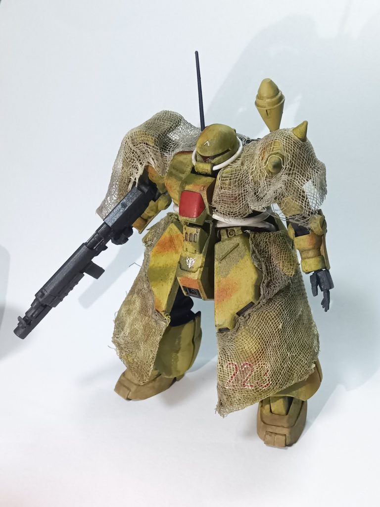 正面から。個人的にはスカートの偽装網がいい感じ。ツィメリットコーティングは難しい。上手くいく自信がなかったのでガーゼで偽装網を作りそれっぽくしました。塗装に関してですが、タミヤの1/48IV号戦車H型を参考にしました。ブラックを下地に塗り、次にダークイエローを叩くように塗り 自作レッドとオリーブグリーンで三色迷彩にしてみました。