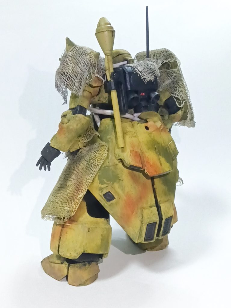 後ろから。アンテナはビームサーベルの先端部分を使いました。背面のラックはザクII改の腰パーツを改造。