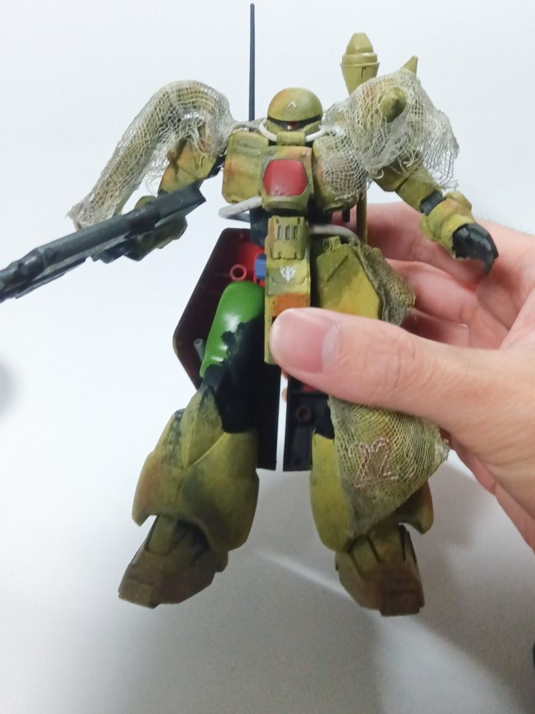 今回お気に入りなのが、ズゴックの足をザクII改の足に挟み込むように取り付けることで足を太く見せることに成功したことです。接着する必要がないので塗装も楽ですし、スカートを大型化したことでいい感じに誤魔化せます。