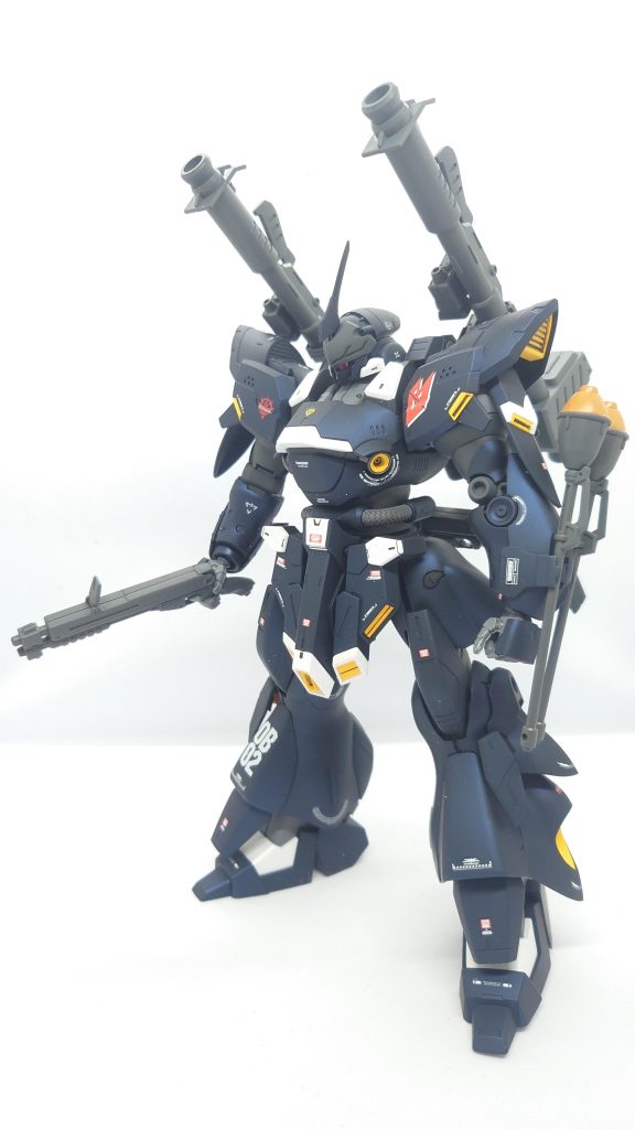 メインカラーはプリズムブルーブラック今回は深みをより出すためにクレオスのGXクリアブラックを重ねています。