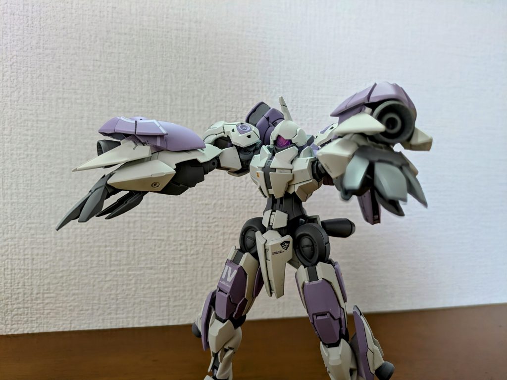 クローアームと篭手にバズーカを装備！近距離仕様として作りました！打突が得意な機体です！