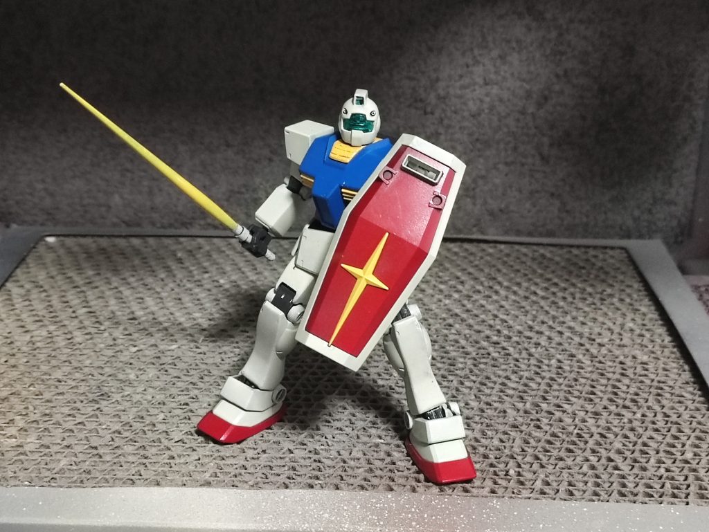 しかし、ビームサーベルを構えさせるとなぜかサマになるという不思議。 というわけで、ガンダム風ジムのご紹介でした！個人的にはエアブラシ塗装のスキルが少しレベルアップ出来て満足しています！