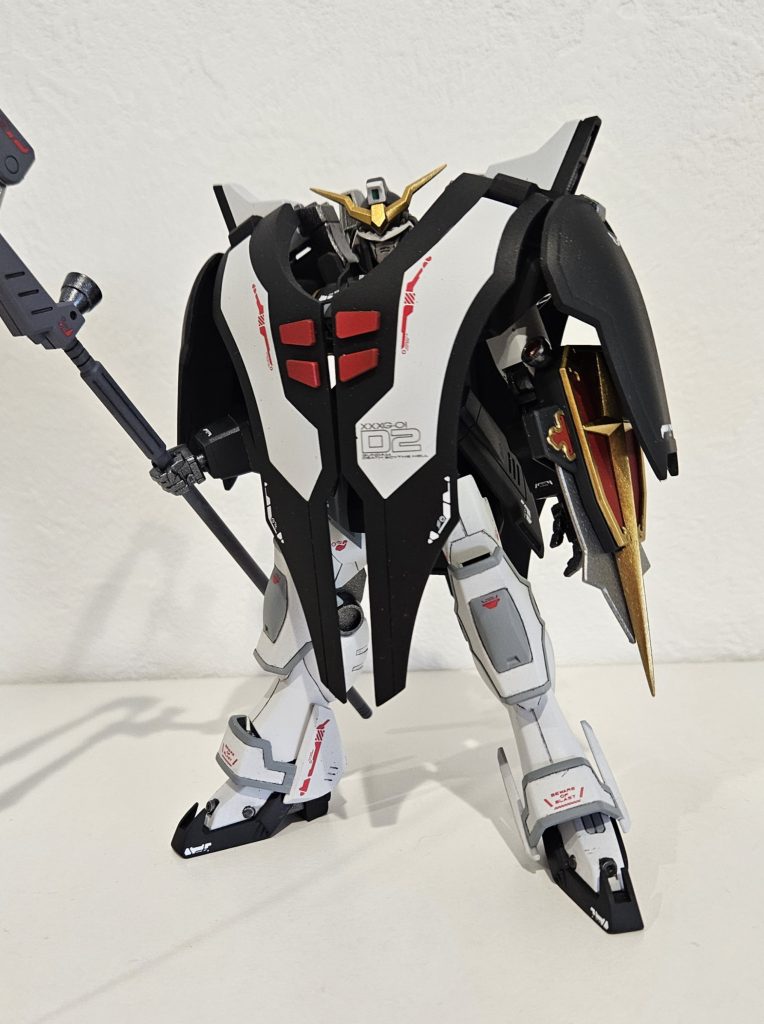 デスサイズヘル単体でアクティブクロークを閉じた状態もカッコいい…機体番号のデカールはMGのデスサイズヘル(EW)をずっと前に作ってたものの余りが奇跡的に残ってたので利用