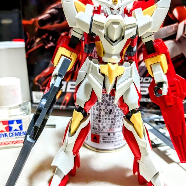 2025年 1月21日(火)ガンプラの再販で、1番欲しかったMGSDガンダムウイングゼロカスタム　入荷数2個に対して欲しい人約20人。ジャンケン大会にて2回勝ち。残りの1個を賭けて自分ともう1人でジャンケンして負けて買え無かった。この日個人的に、2番目に欲しかったHG リボーンズガンダム　入荷数2個に、対して欲しい人4人。残り1個を賭けてジャンケンして勝って買えた。買えたリボーンズガンダムを上半身、武器、一部の脚だけヤスリがけをしながら約3日かけて、仮組みしてみた。始めて、リボーンズガンダムを組んでみて約16年前のガンプラにしては、凄く出来が良いガンプラです。今、製作途中のドレッドノートガンダムより早く作れそうです。簡単なスジ彫り、顔の後ハメ、股軸変更、各所延長等する予定。（4枚目）