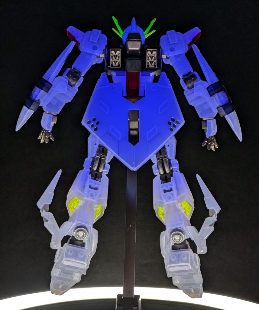 ブラックライトに照らされて、青から白へのグラデーションがいい感じ になってます。