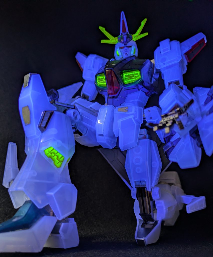 ブラックライトを当てた写真を撮りたくて、クリアカラー版を選択しました。