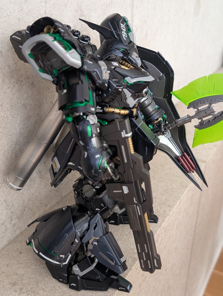 非常にわかり難いですが、プリズムブルーブラックも仕上げやサフの色で部位ごとに見栄えが変わるように調整しています。