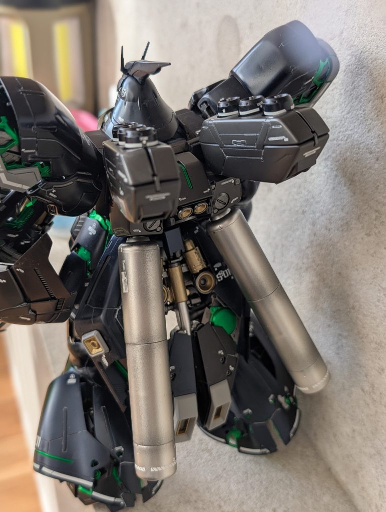 塗り分けやカラーリングに中々苦労しました。。。まず、そもそもpg並みにデカいし、パーツが多い！